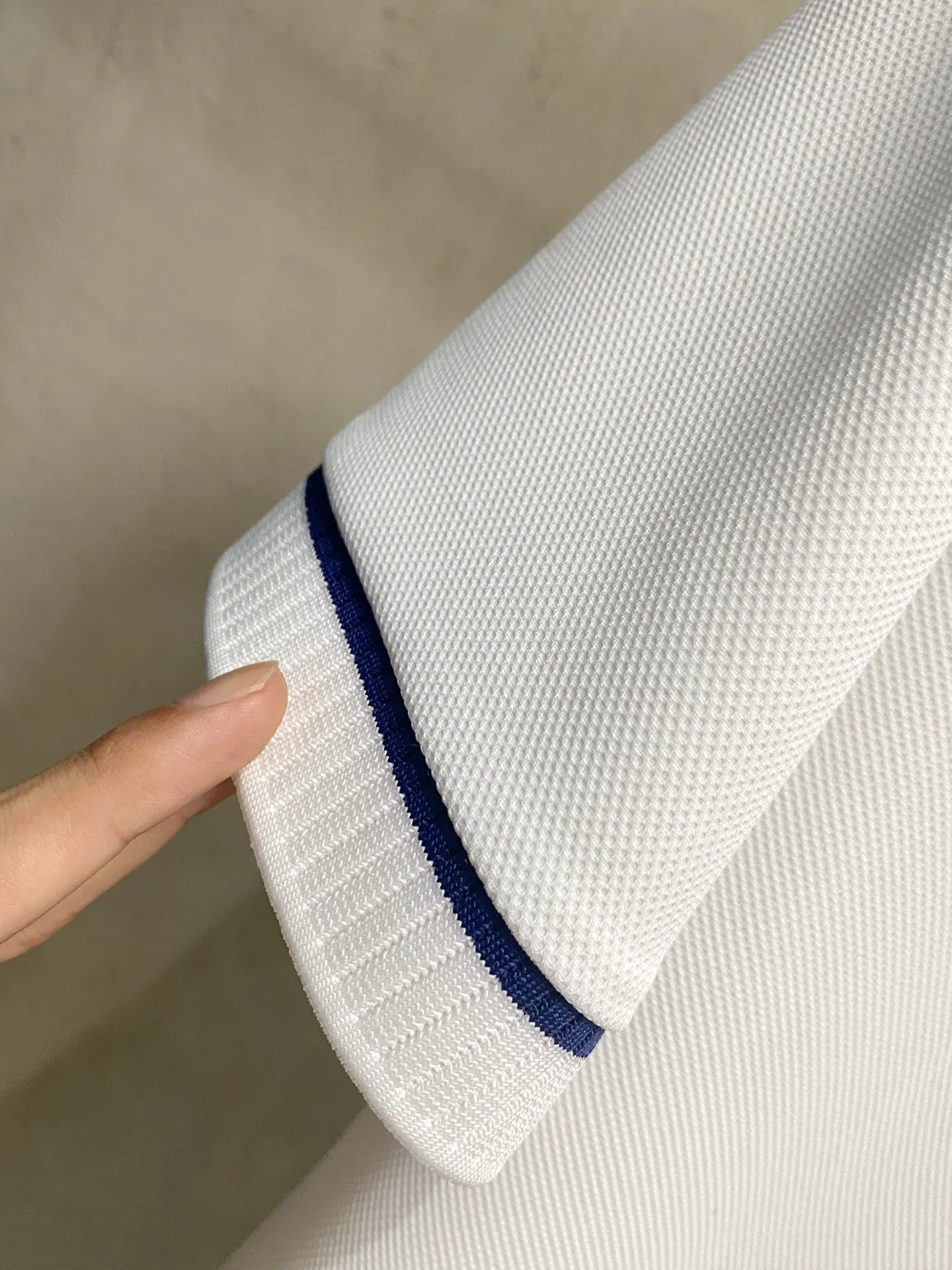 , LP highly recommends! Spring and summer new products are on sale at the counter. Fashionable Premium Men's Polo - Logo on the chest, personalized and fashionable/Imported top-notch high-density mercerized pearls, extremely skin-friendly and comfortable. It feels very delicate, has a good texture, is cool and breathable, and is overall a very good product. It can be worn alone without any problem. Size M-4Xl